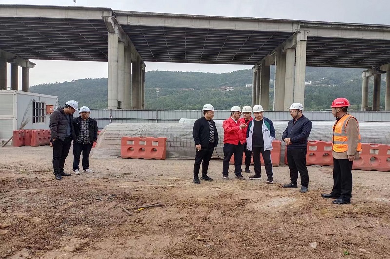 交投集團(tuán)黨委副書(shū)記、總經(jīng)理牟春華檢查督導(dǎo)二專(zhuān)線(xiàn)北出口改建項(xiàng)目工作