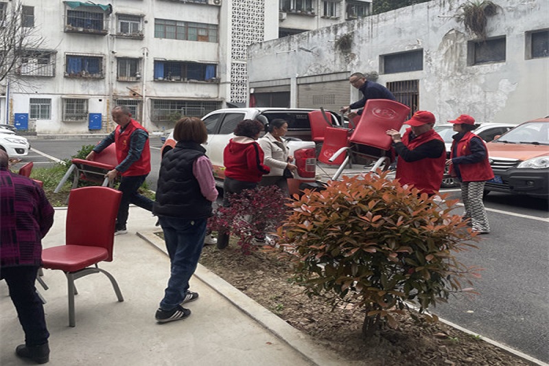 我為群眾辦實(shí)事||黨建引領(lǐng)送溫暖，愛(ài)心座椅進(jìn)社區(qū)