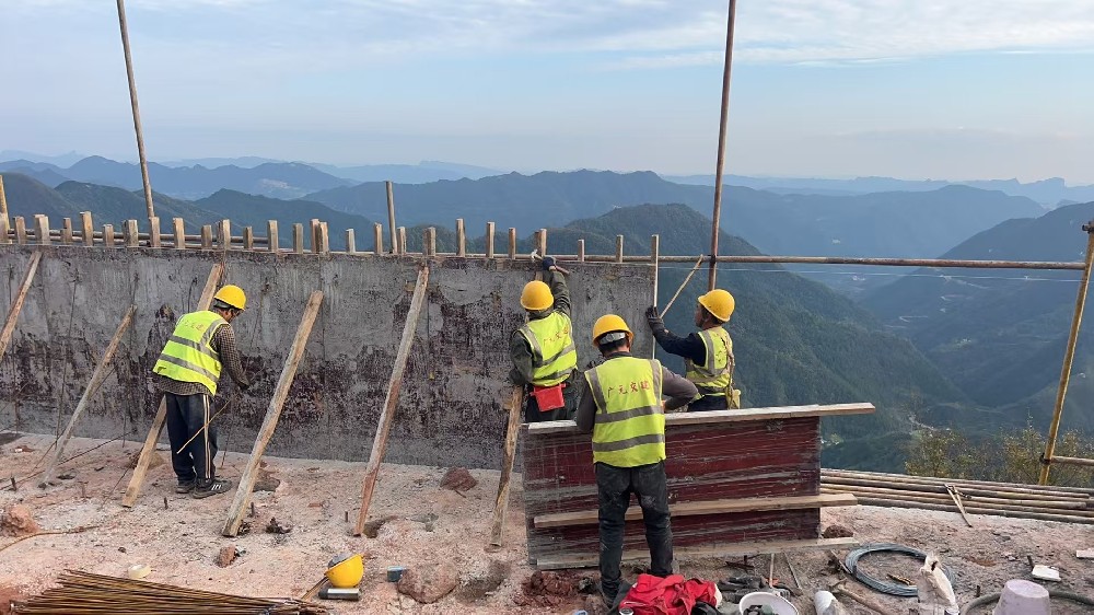 筑路修橋后，群山闊然時 ——劍閣縣下寺至利州區(qū)月壩公路項目（三個石至硝洞埡段）高質(zhì)量建設(shè)側(cè)記